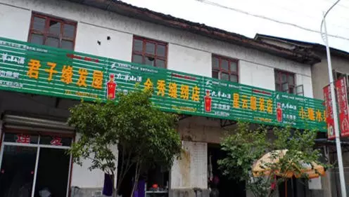 安徽省丁香镇为了“打造干净整洁而具有新意的街道环境”在 2015 年 9 月完成了全镇商铺招牌的强制更换,每块招牌的三分之一都是冠名广告,而广告收入肯定与店主无关