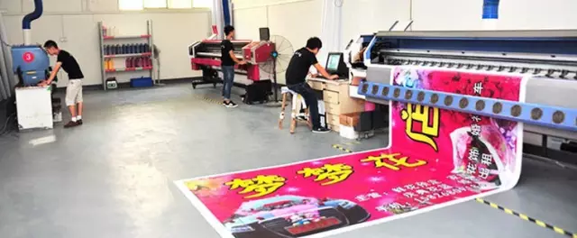 低质量的喷绘灯布大概价位为 10 元/平米,但算上灯箱的材料安装费用,一块灯布招牌的价格也得在五百元以上